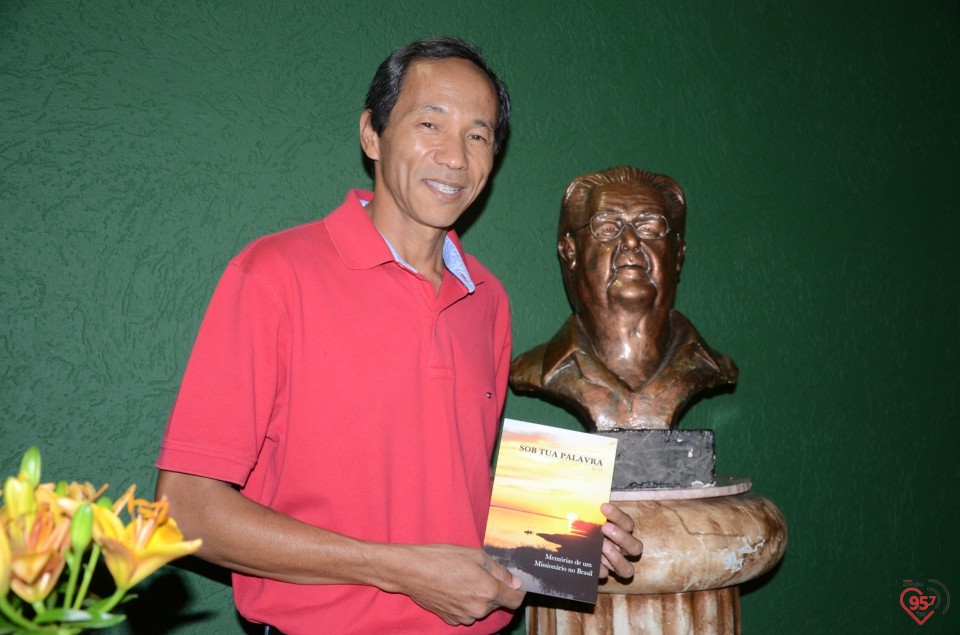 Lançamento de biografia de dom Alberto reúne fiéis e amigos no CEIA