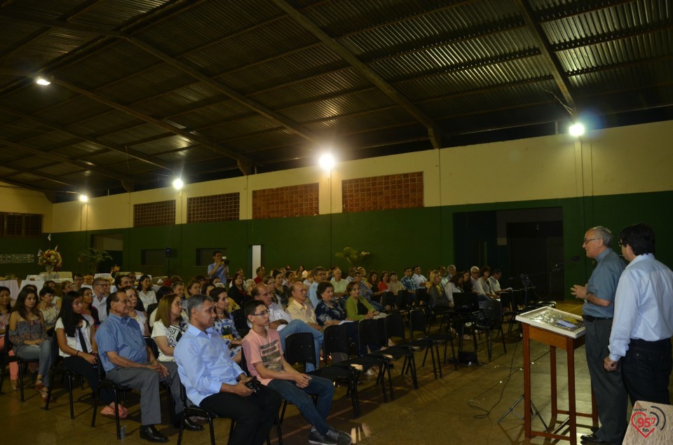 Lançamento de biografia de dom Alberto reúne fiéis e amigos no CEIA