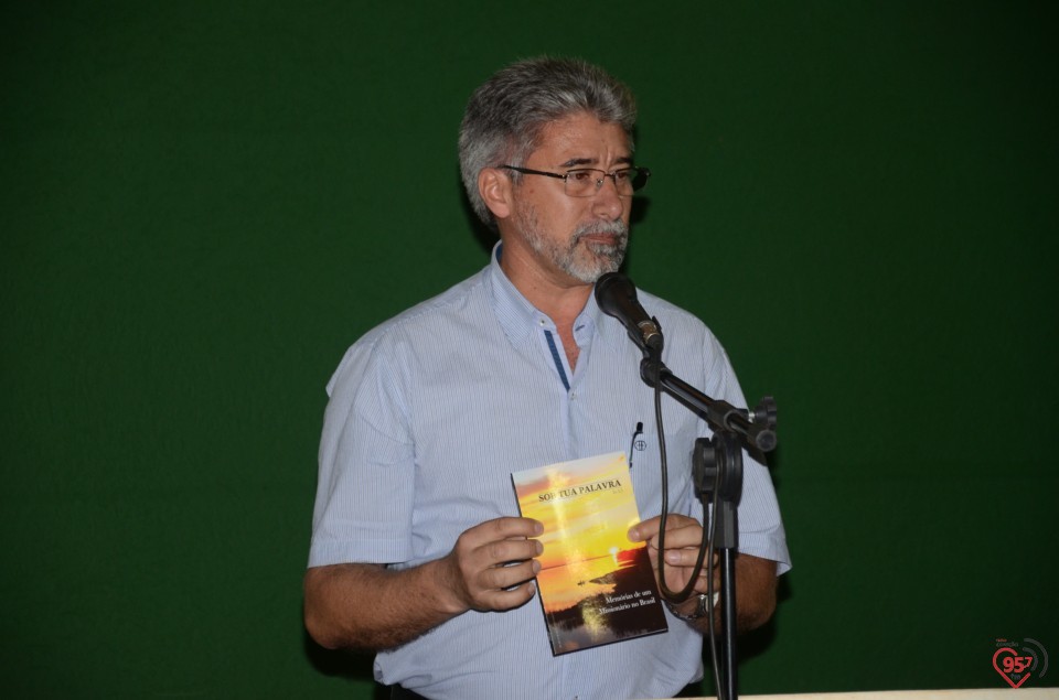 Lançamento de biografia de dom Alberto reúne fiéis e amigos no CEIA