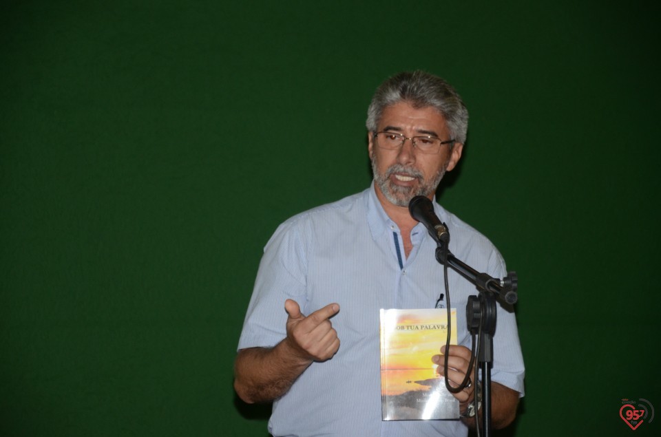 Lançamento de biografia de dom Alberto reúne fiéis e amigos no CEIA