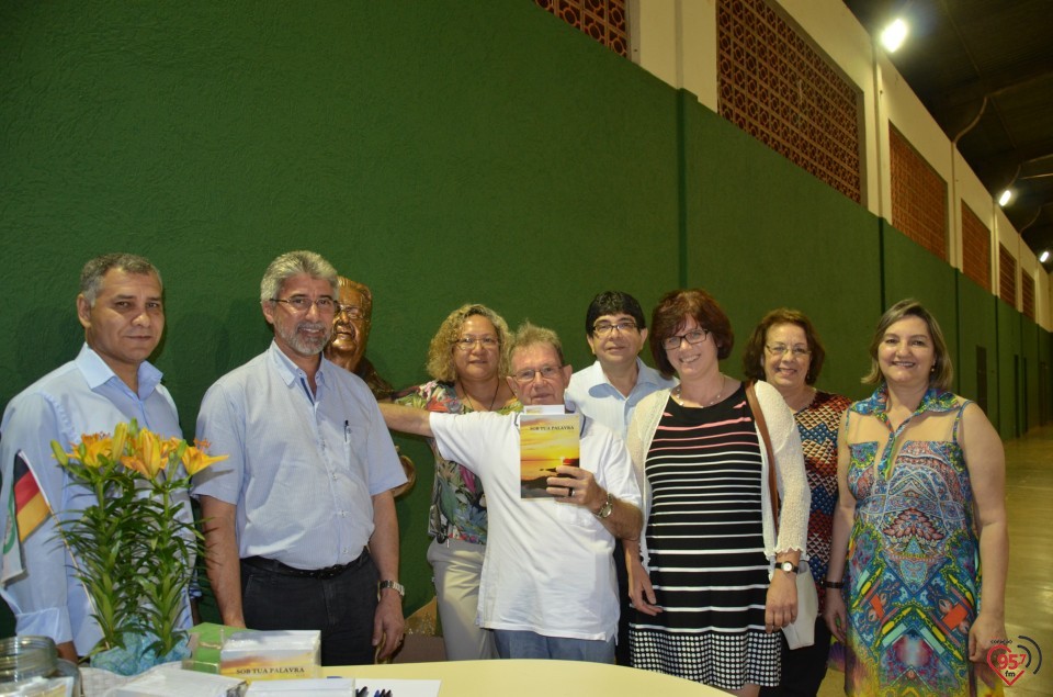 Lançamento de biografia de dom Alberto reúne fiéis e amigos no CEIA