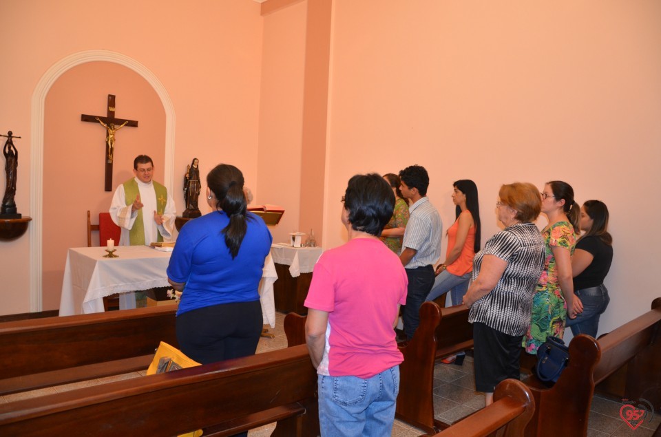 Pe. Junior celebra missa semanal na capela Santa Clara