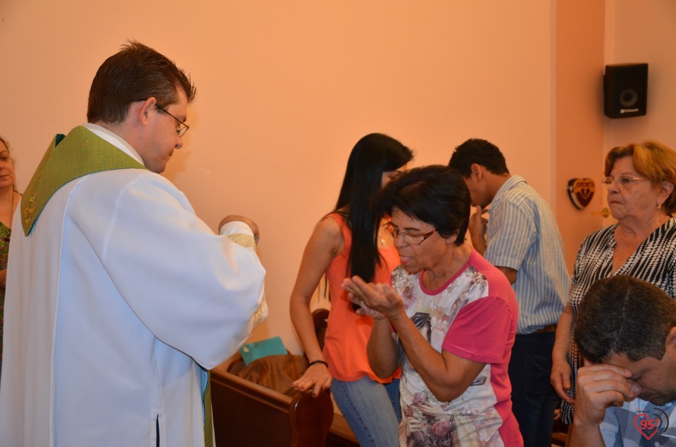Pe. Junior celebra missa semanal na capela Santa Clara