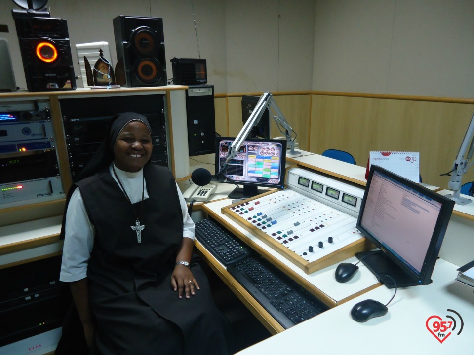 Irmãs Carmelitas e alunos da catequese visitam Rádio Coração