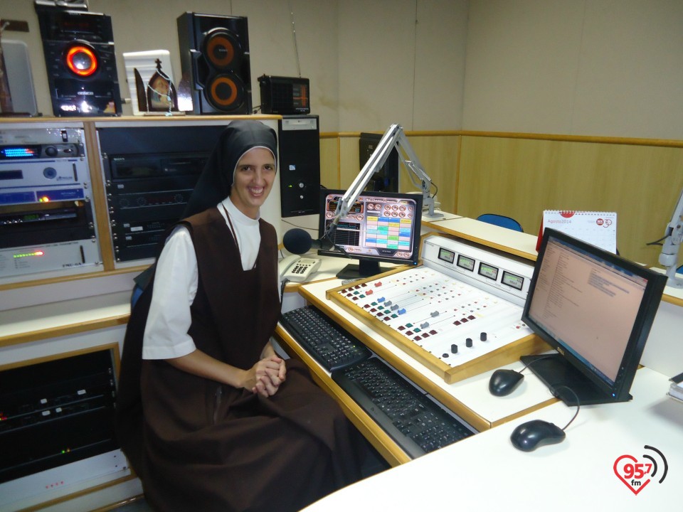Irmãs Carmelitas e alunos da catequese visitam Rádio Coração