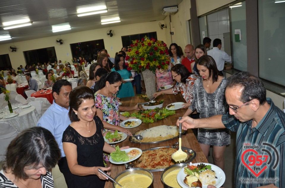 Jantar dançante na paróquia São Carlos reúne centenas de pessoas