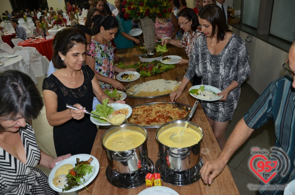 Jantar dançante na paróquia São Carlos reúne centenas de pessoas