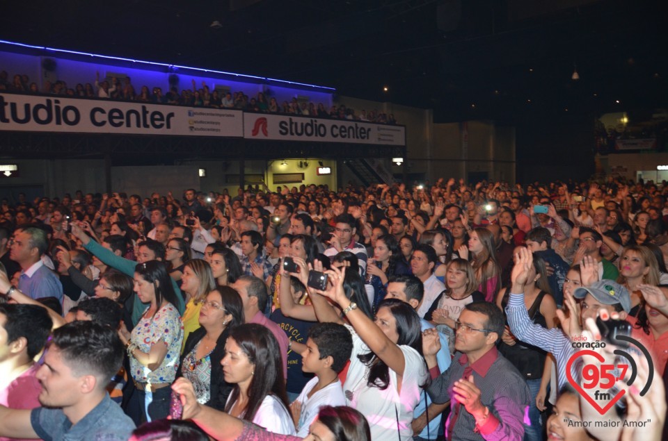 Thiago Brado emociona público durante show em Dourados