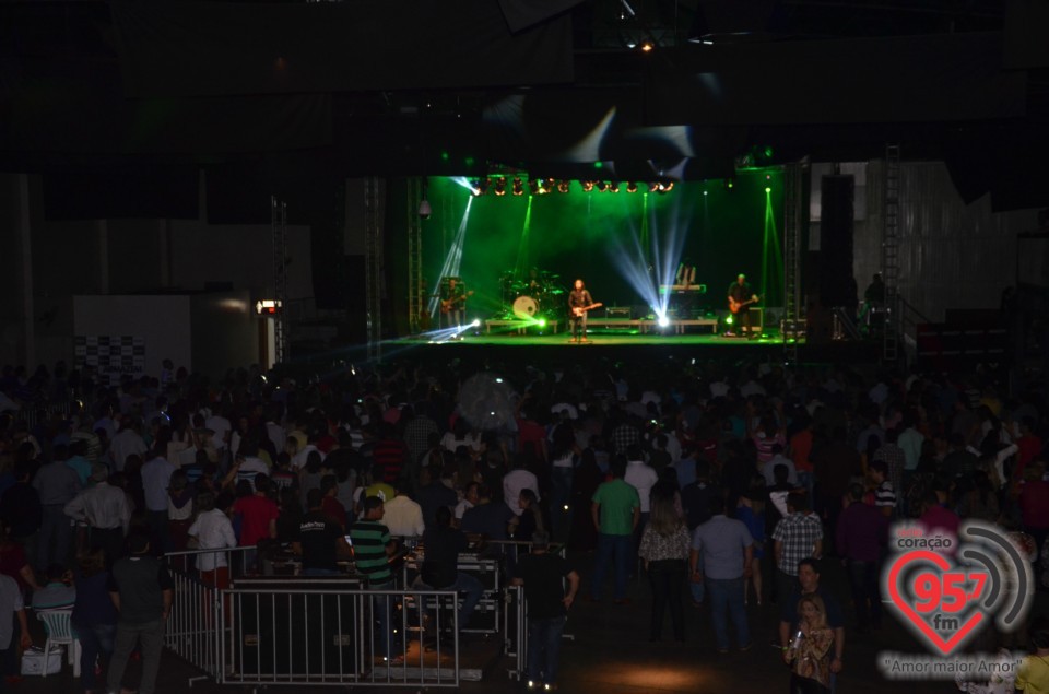 Thiago Brado emociona público durante show em Dourados