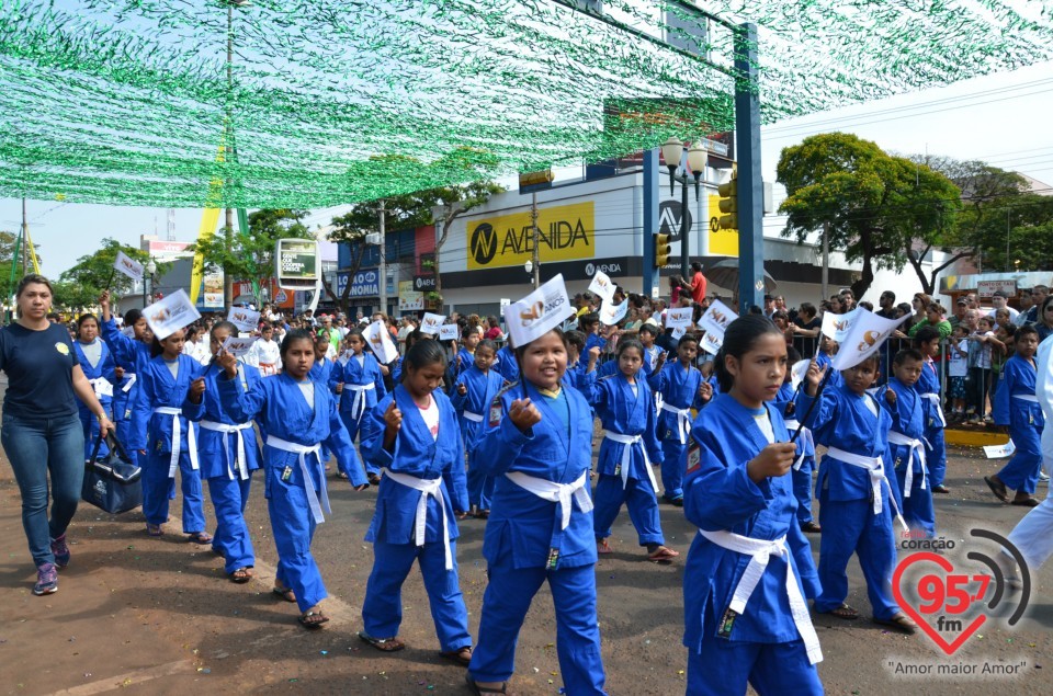 Clima favorece desfile e leva milhares de pessoas ao centro de Dourados