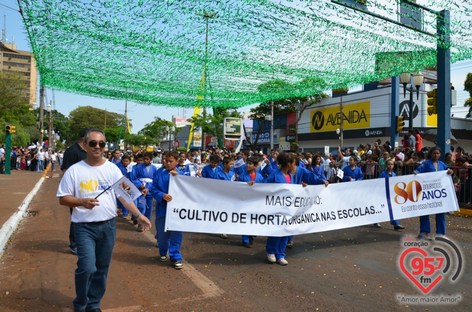 Clima favorece desfile e leva milhares de pessoas ao centro de Dourados