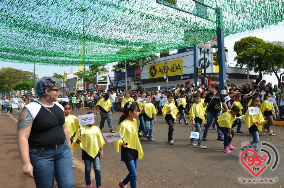 Clima favorece desfile e leva milhares de pessoas ao centro de Dourados