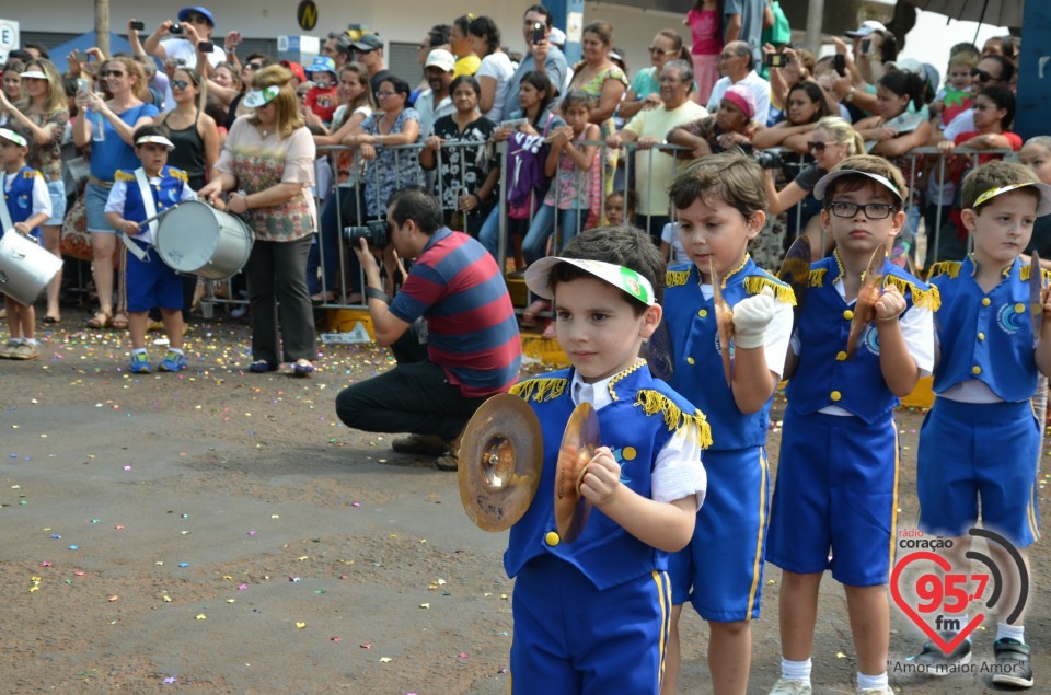 Clima favorece desfile e leva milhares de pessoas ao centro de Dourados