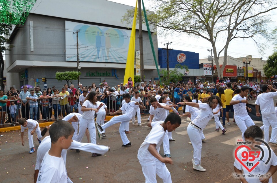 Clima favorece desfile e leva milhares de pessoas ao centro de Dourados