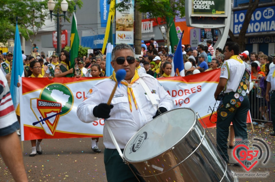 Clima favorece desfile e leva milhares de pessoas ao centro de Dourados