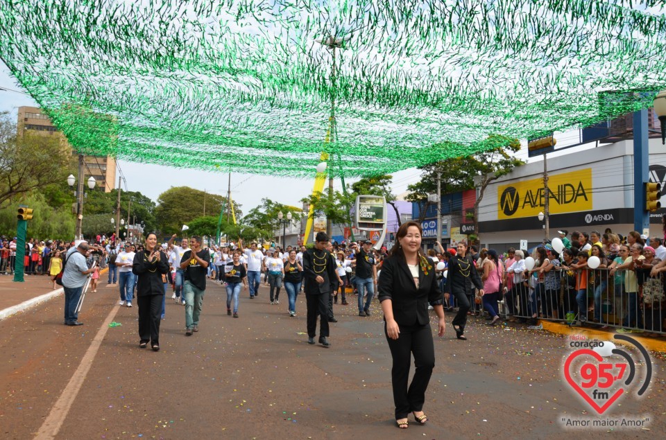 Clima favorece desfile e leva milhares de pessoas ao centro de Dourados