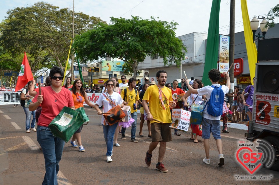 Clima favorece desfile e leva milhares de pessoas ao centro de Dourados