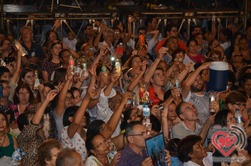 Pe. Robson de Oliveira leva multidão de fiéis até a praça Antonio João