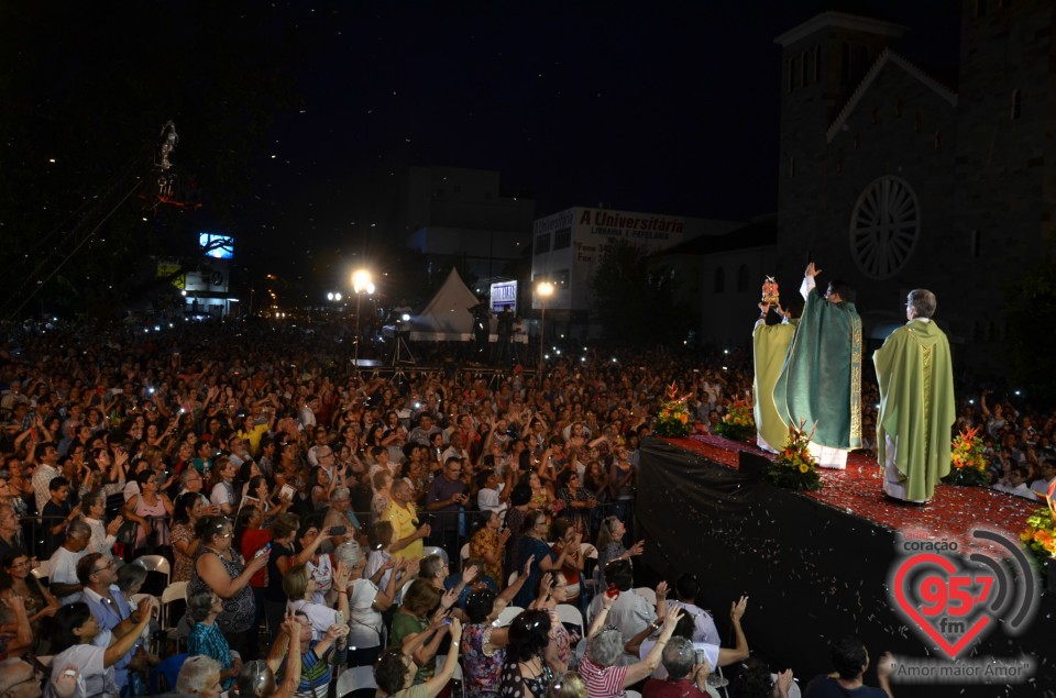 Pe. Robson de Oliveira leva multidão de fiéis até a praça Antonio João