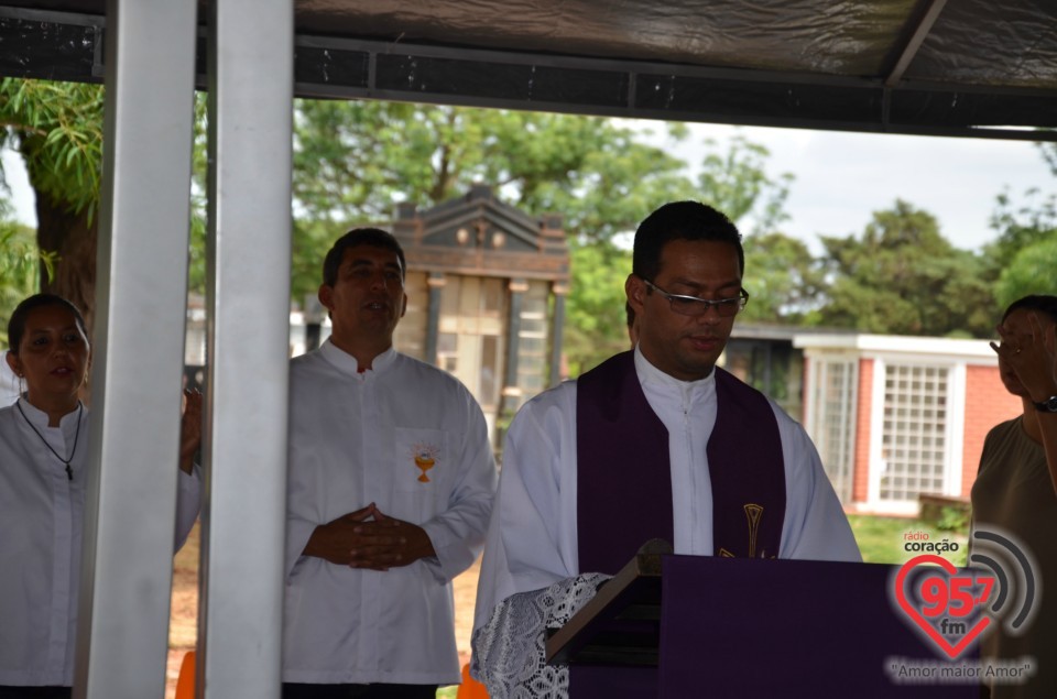 Bispo celebra missa no cemitério St° Antonio de Pádua