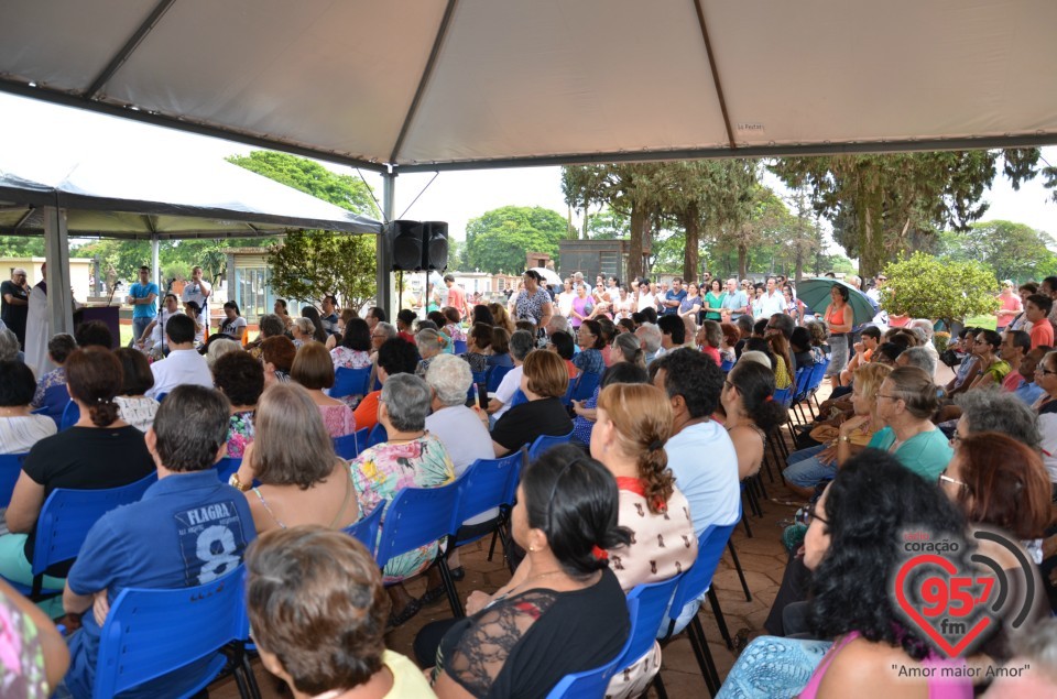 Bispo celebra missa no cemitério St° Antonio de Pádua