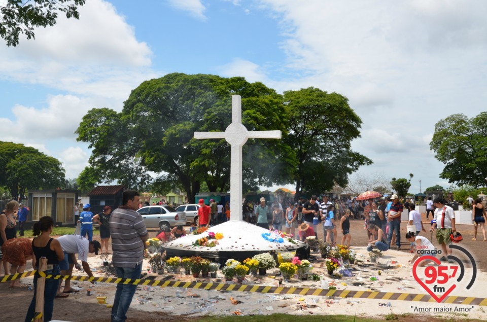 Bispo celebra missa no cemitério St° Antonio de Pádua