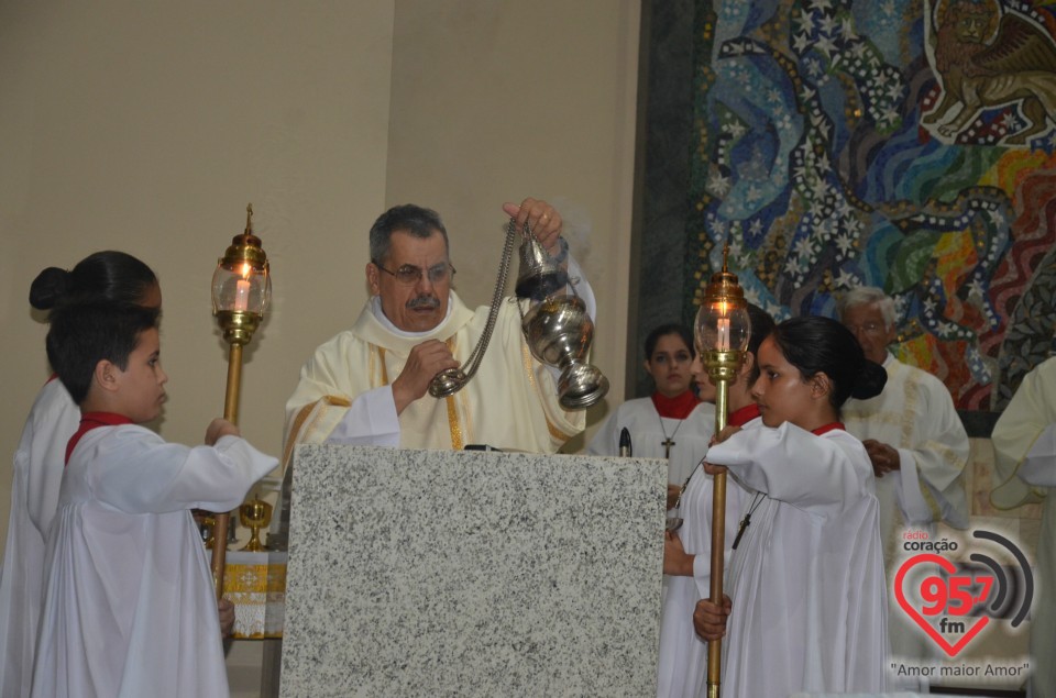 Missa da noite de Natal tem batizado de bebê