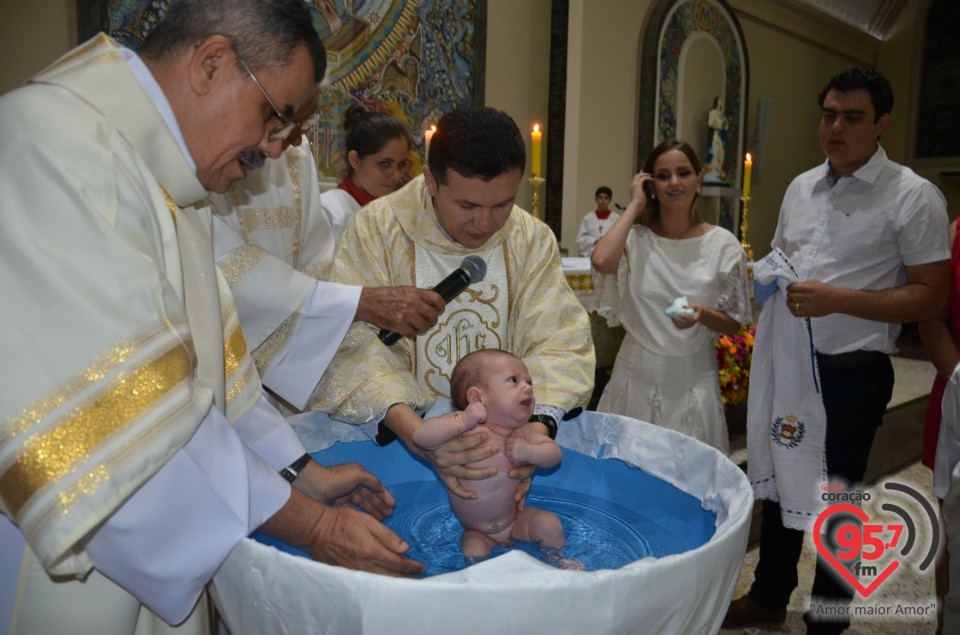 Missa da noite de Natal tem batizado de bebê