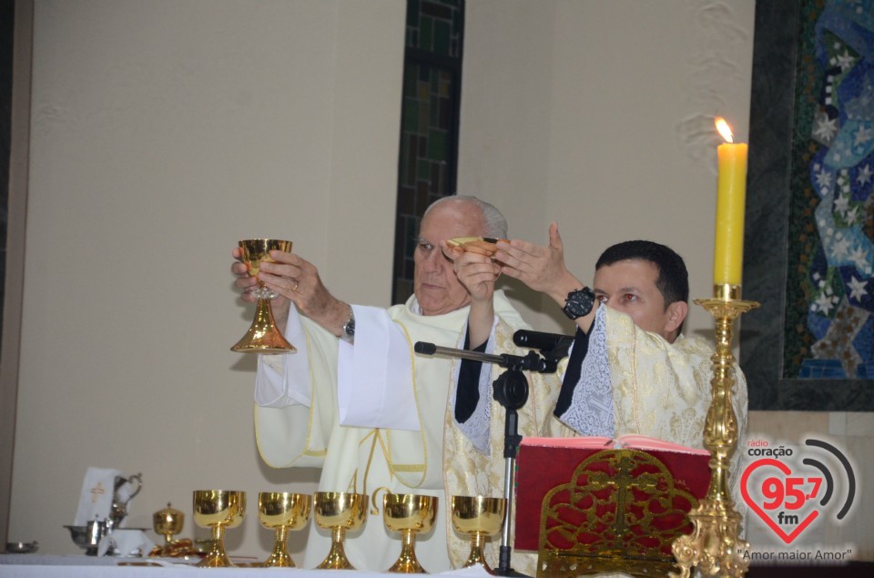 Missa da noite de Natal tem batizado de bebê