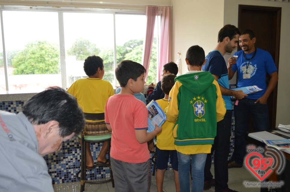 Crianças do projeto Marista visitam Rádio Coração