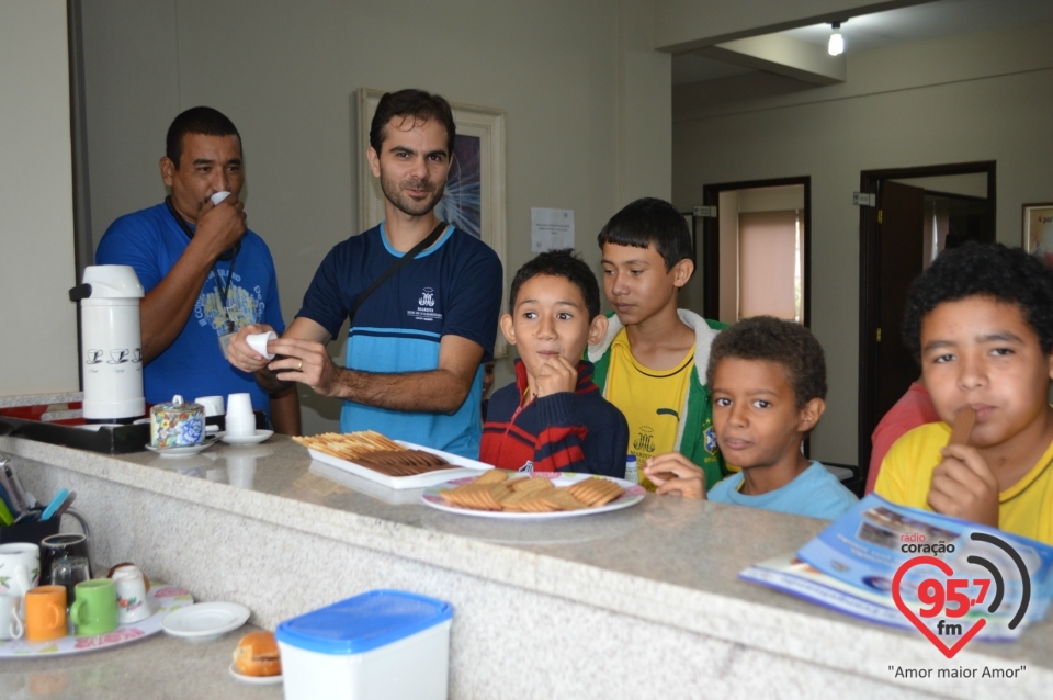 Crianças do projeto Marista visitam Rádio Coração