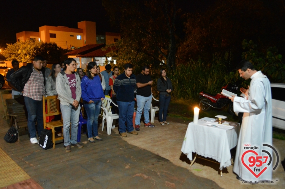 Jovens Universitários celebram missa em república
