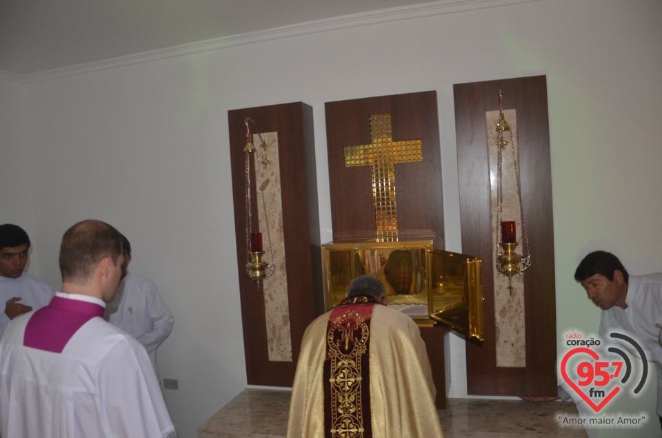 Bispo consagra altar da capela Santíssima Trindade