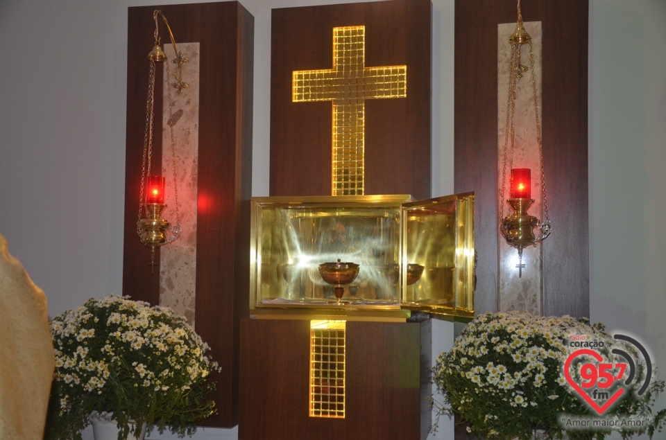 Bispo consagra altar da capela Santíssima Trindade