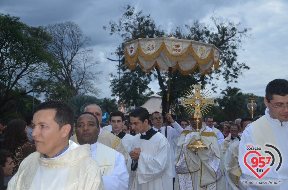 Celebração de Corpus Christi reúne multidão em Dourados