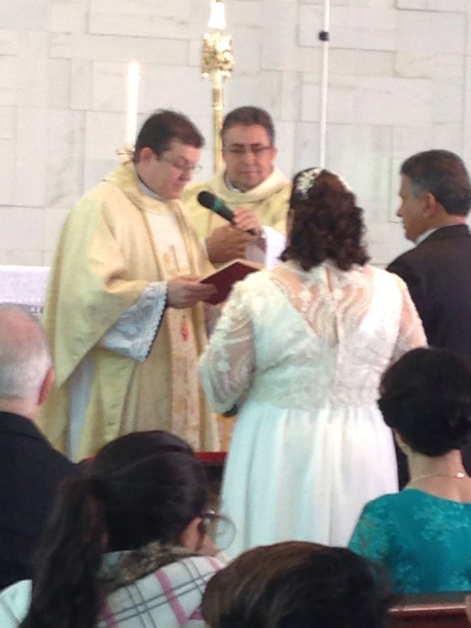 Pe. Junior Caetano assiste casamento da mãe