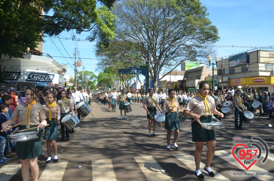 Desfile atrai milhares de pessoas ao centro de Dourados