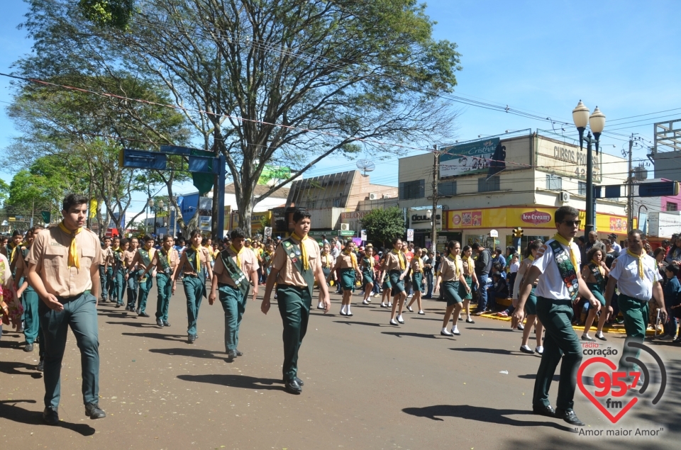 Desfile atrai milhares de pessoas ao centro de Dourados