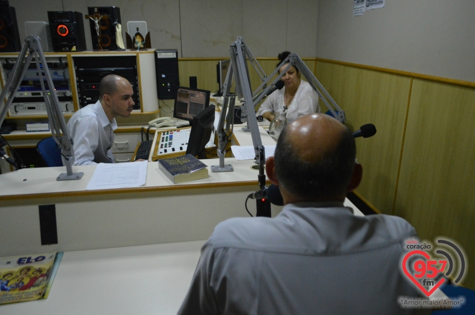 Padre Wilson visita a Rádio Coração e fala sobre a Bíblia
