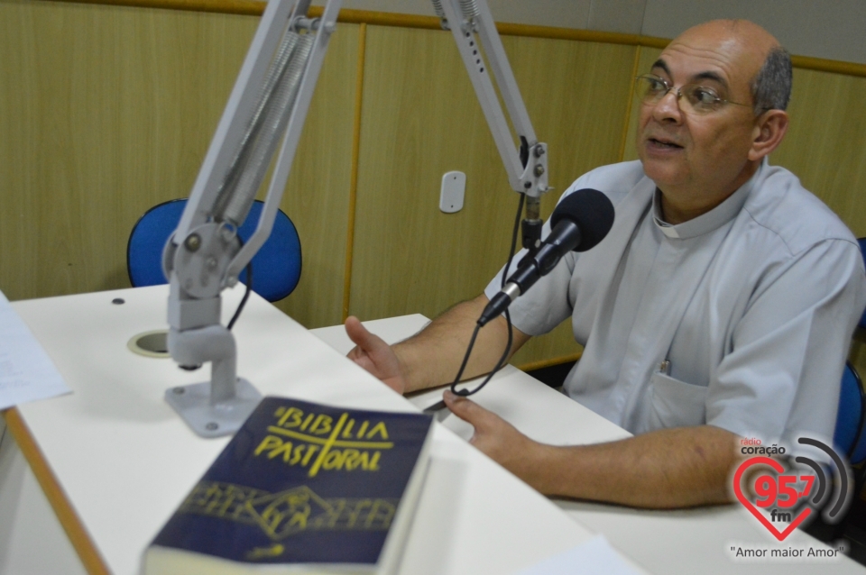 Padre Wilson visita a Rádio Coração e fala sobre a Bíblia