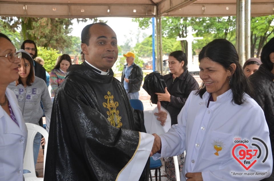 Católicos celebram Dia de Finados em Dourados