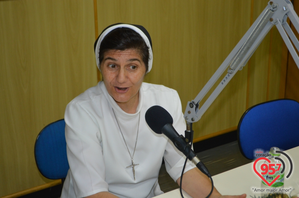 Irmã Claudete se despede da Rádio Coração e emociona funcionários