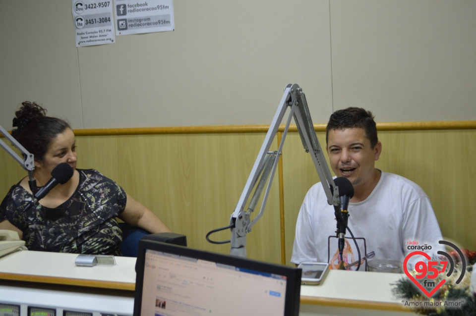 Gabi Andrade se apresenta na Rádio Coração