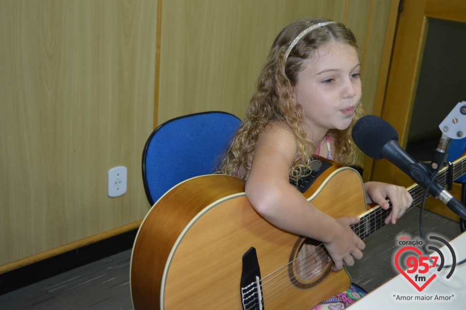 Gabi Andrade se apresenta na Rádio Coração