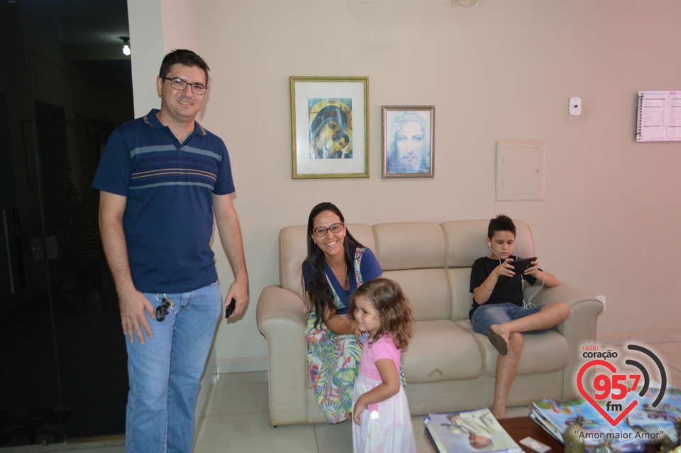 Casal Humberto e Flávia com seus 7 filhos dão entrevista na Rádio Coração