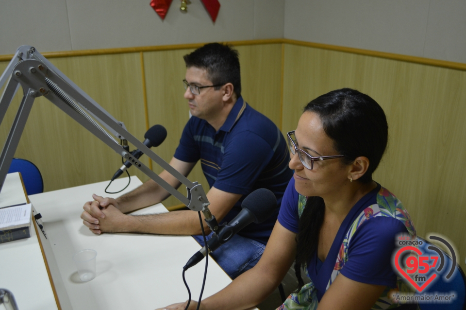 Casal Humberto e Flávia com seus 7 filhos dão entrevista na Rádio Coração
