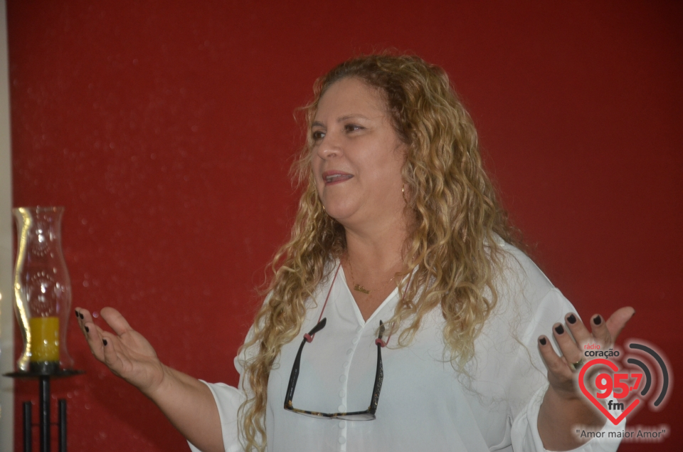 Celina Borges ministra retiro do Enchei-Vos em Dourados
