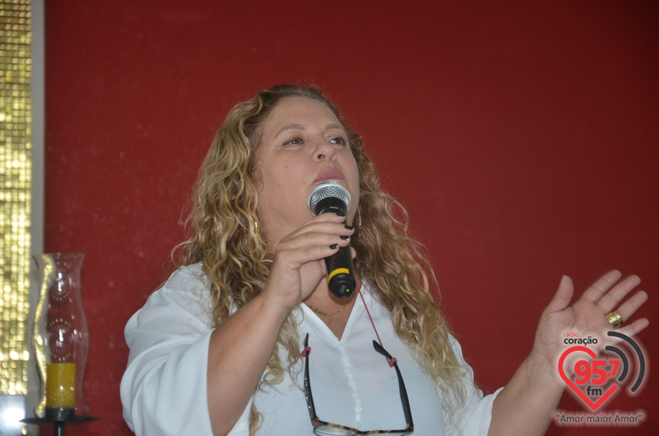 Celina Borges ministra retiro do Enchei-Vos em Dourados
