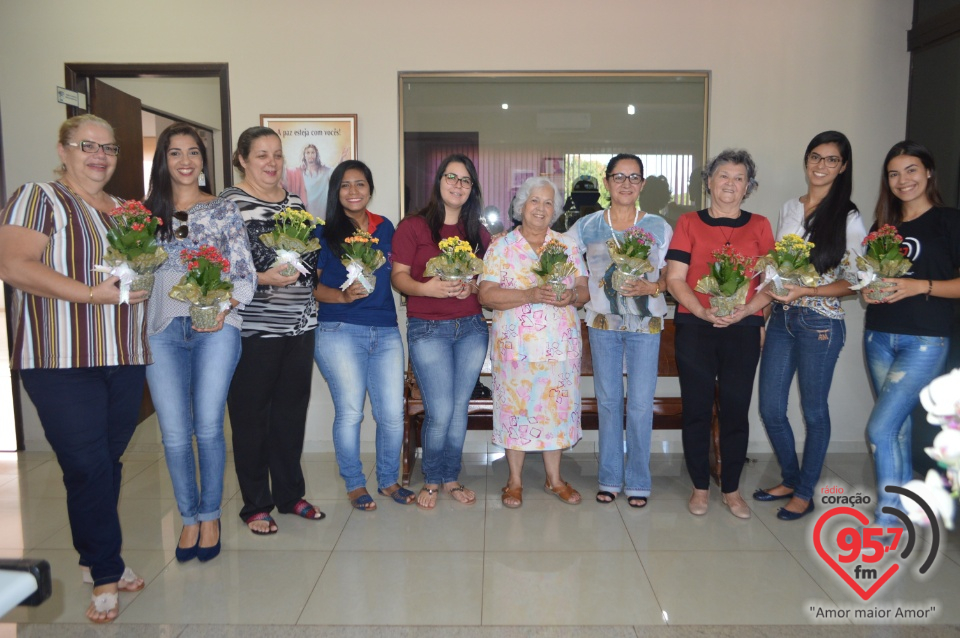 Rádio Coração homenageia 'suas mulheres' com flores e café da manhã