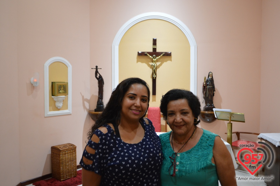 Mãe e filha ganhadoras da promoção de Dia das Mães do facebook da Rádio Coração